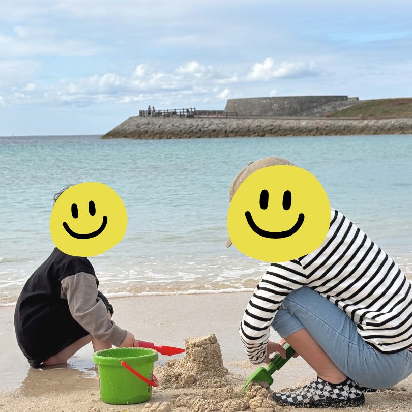 冬の沖縄で砂遊び